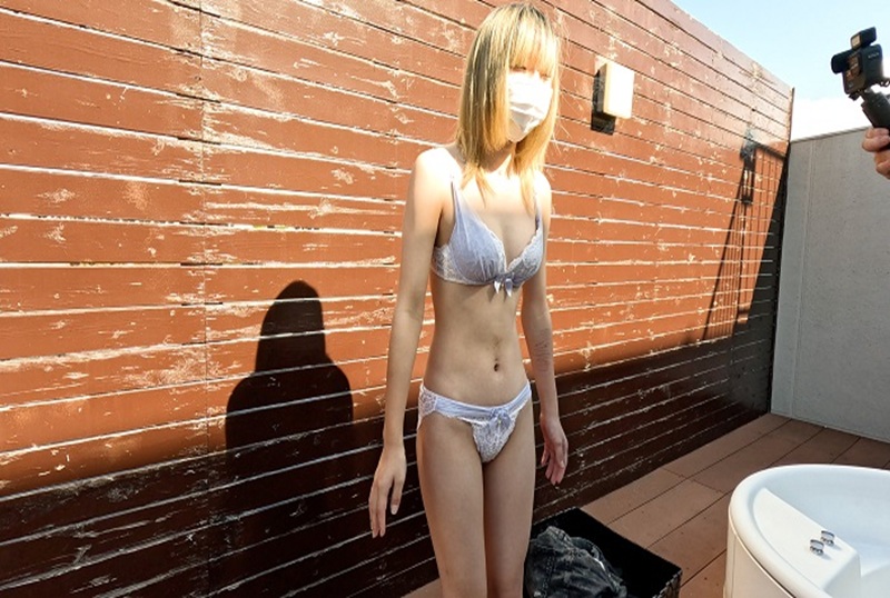 FC2-4658299 18 歲少女，第二次拍攝時從不同角度拍攝的她纖細小乳房的影片。她以雙腿放在頭頂的姿勢被干且不斷高潮的鏡頭。 素人