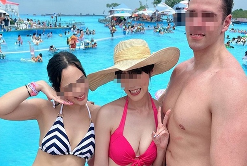 FC2-4680562 [女神與巨屌] 一位溫柔的 F 杯白皙皮膚、粉紅色乳頭的女人獨自一人在泳池邊。美女與怪物陰莖交替，陷入快感，大腦爆炸接受中出！！ 素人