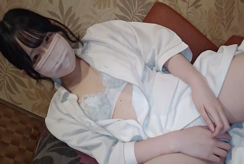 FC2-4692702 SSS級白皙無辜女孩，脫掉內衣用振動器自慰高潮！！她被一個令人毛骨悚然的老男人擺布～～ 素人