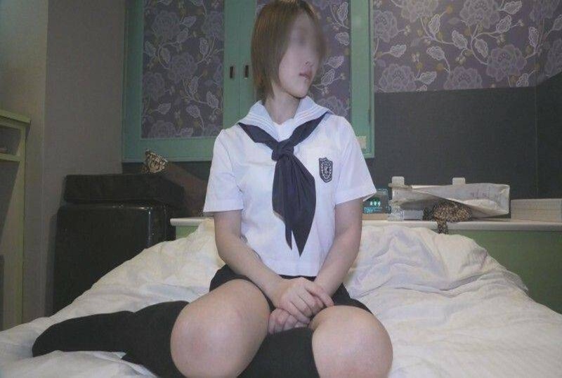 FC21801941 青春满满！在艺术学院学习油画的苗条美人19岁！！制服x长筒袜诱惑剧烈颤抖！！ 素人