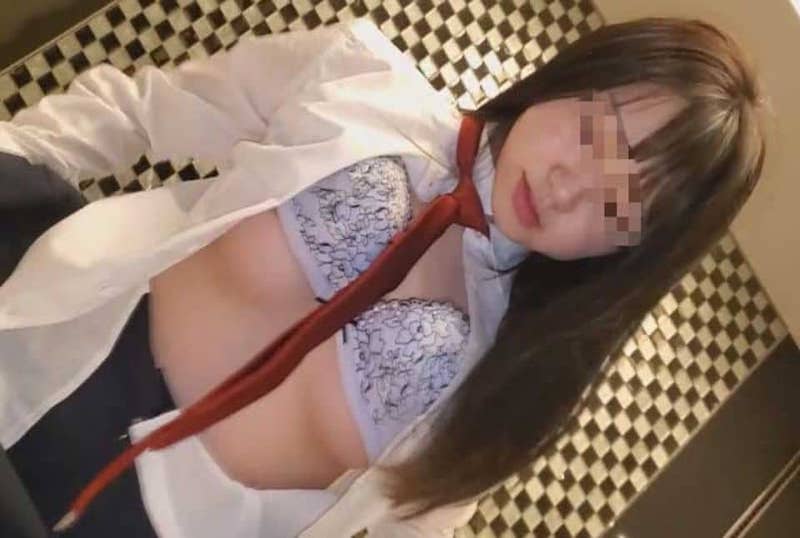 FC21840452 【个人拍摄】县级普通课程2年级。一个简单的F罩杯白皙美少女，一次经历。和一个不认识他父母的叔叔秘密住在一起。 素人